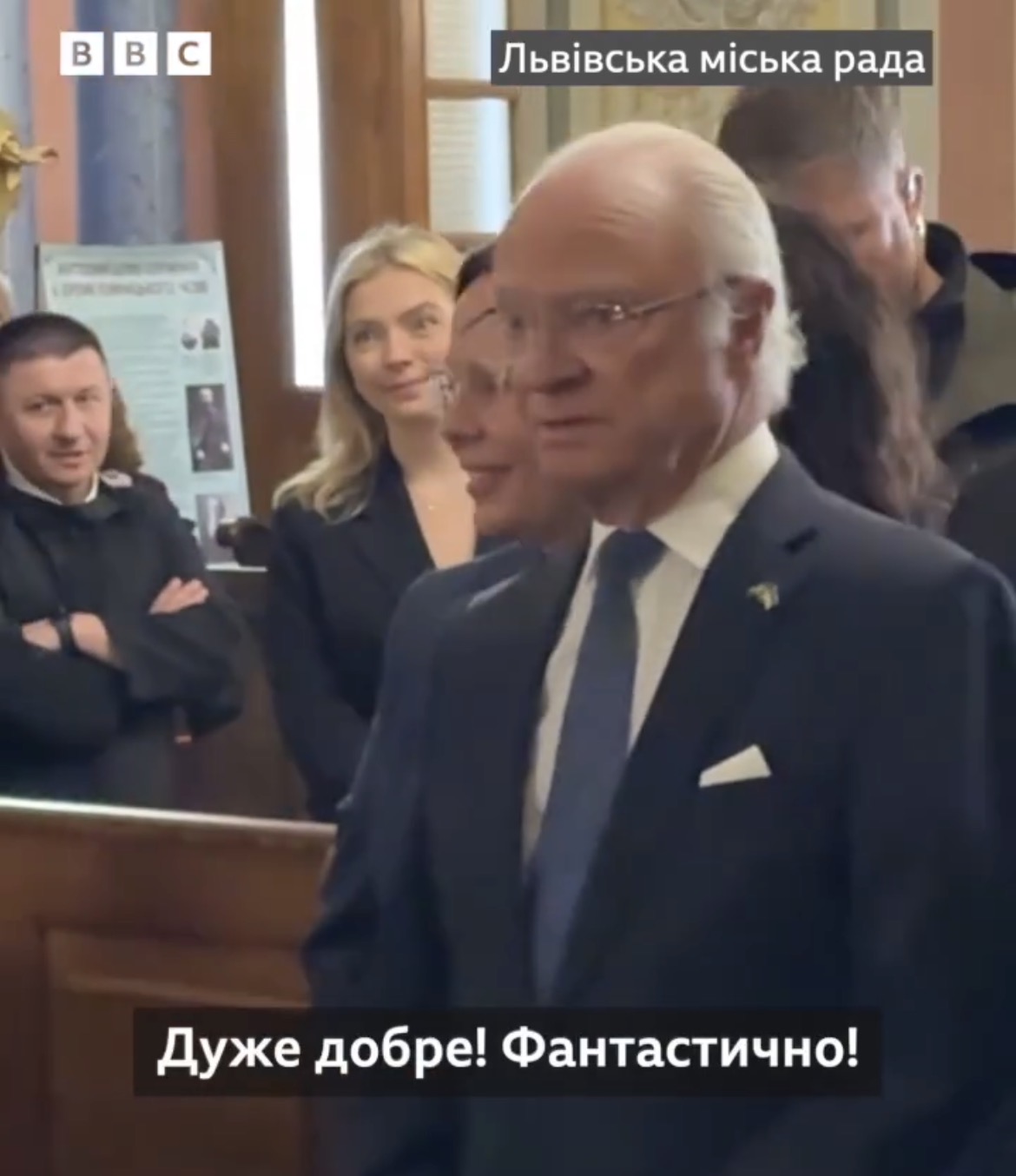 Король Швеции посетил повреждённый российской атакой храм во Львове — и услышал пасхальный гимн