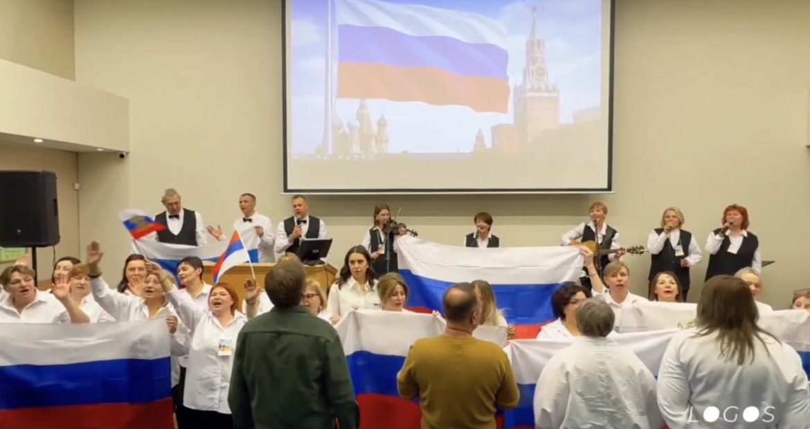 Вооружившись флагами России, харизматы Екатеринбурга пели о защите страны