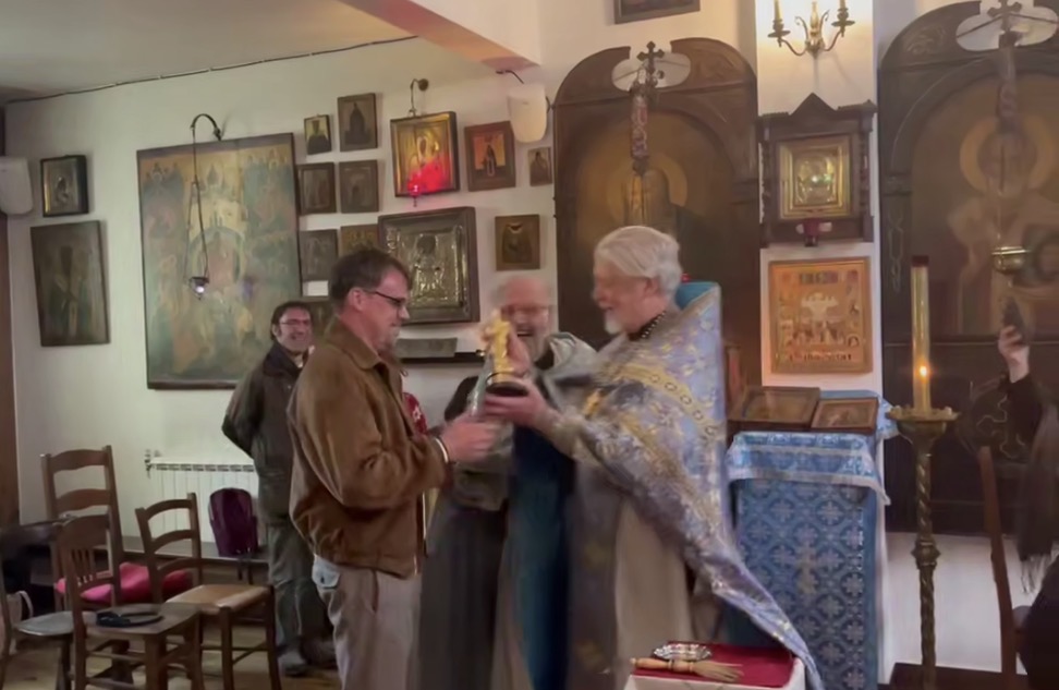 Протоиерей Алексей Уминский освятил статуэтку «Оскар» за фильм «Господин Никто против Путина»