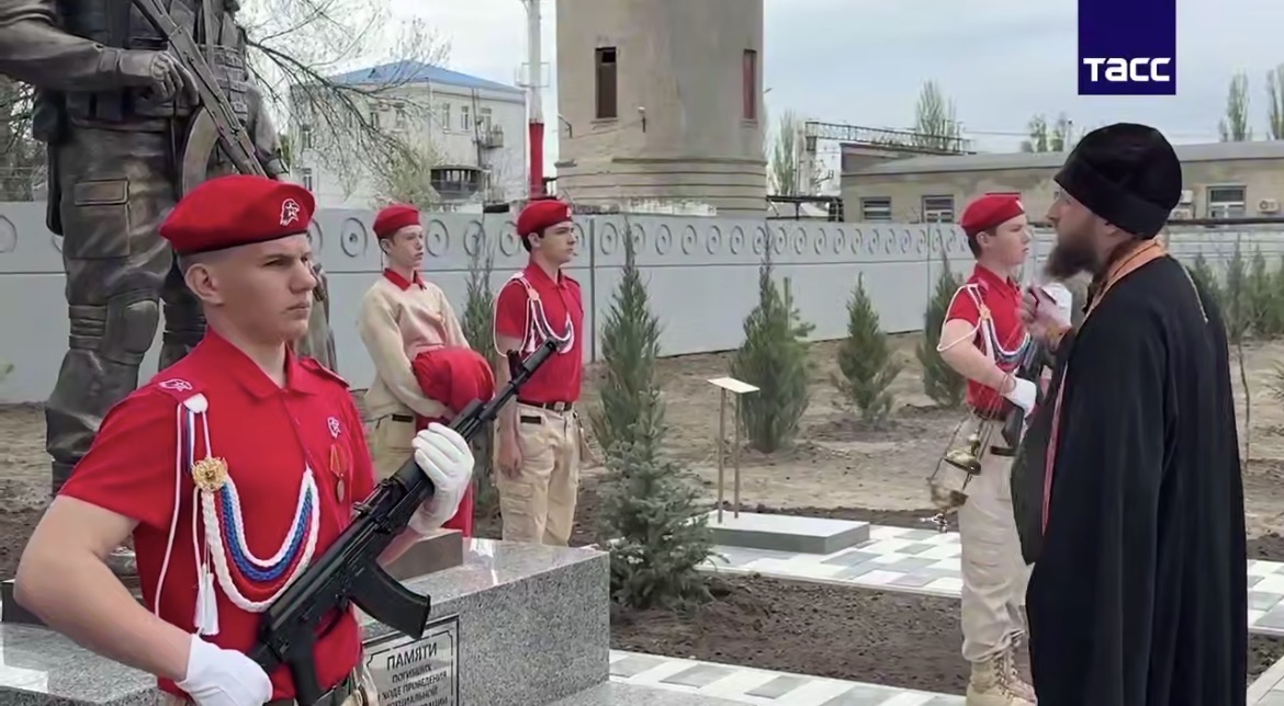 С участием православных священников в оккупированном Мелитополе открыли памятник «погибшим в СВО»