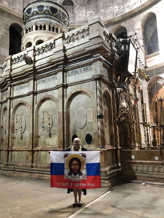 Провоенная православная активистка привезла в Иерусалимскую патриархию свою «воинскую» повестку