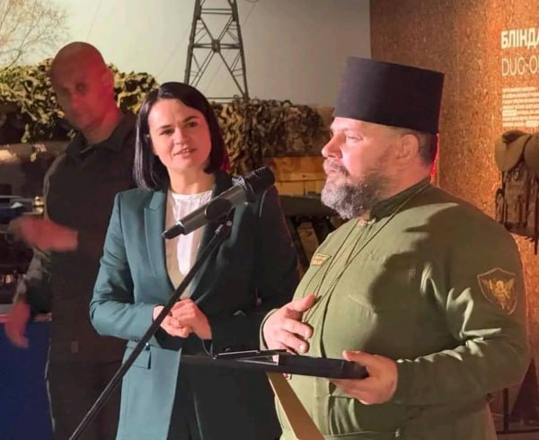 Лидерка демократических сил Беларуси наградила черниговского священника медалью