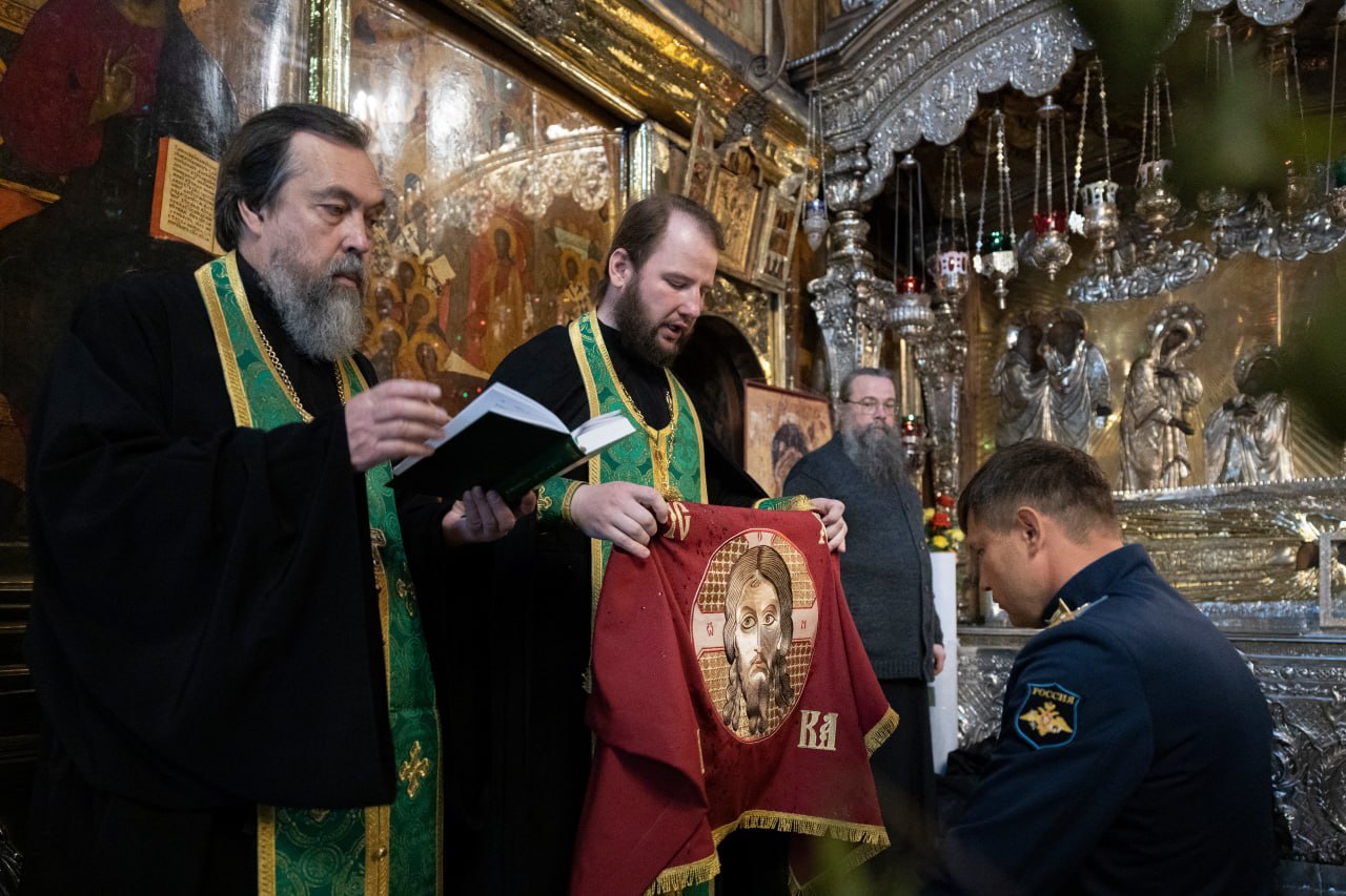 В Троице-Сергиевой лавре освятили знамёна и шевроны для российских оккупантов