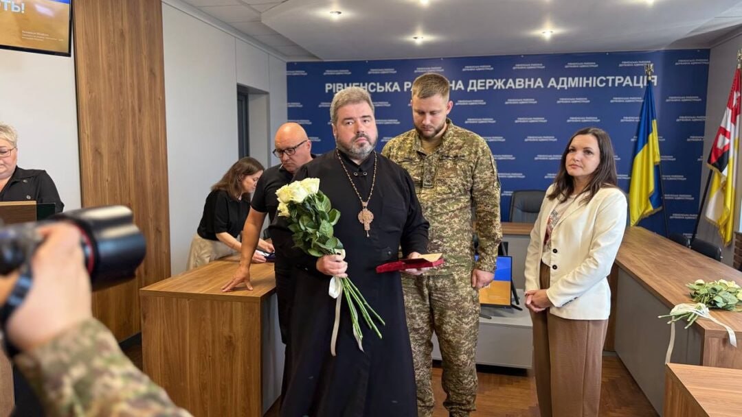Священнику УПЦ вручили посмертную награду сына, погибшего за Украину