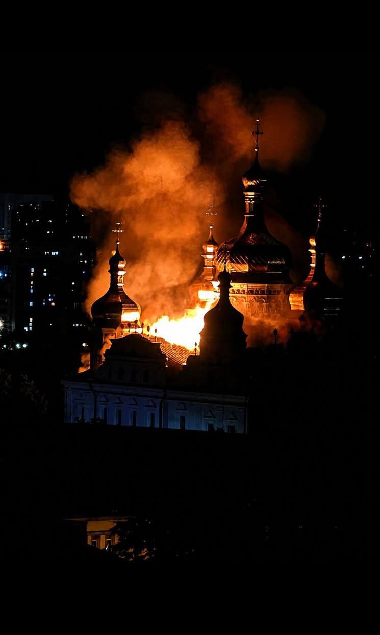 В Киеве после российской атаки загорелась Киево-Печерская лавра