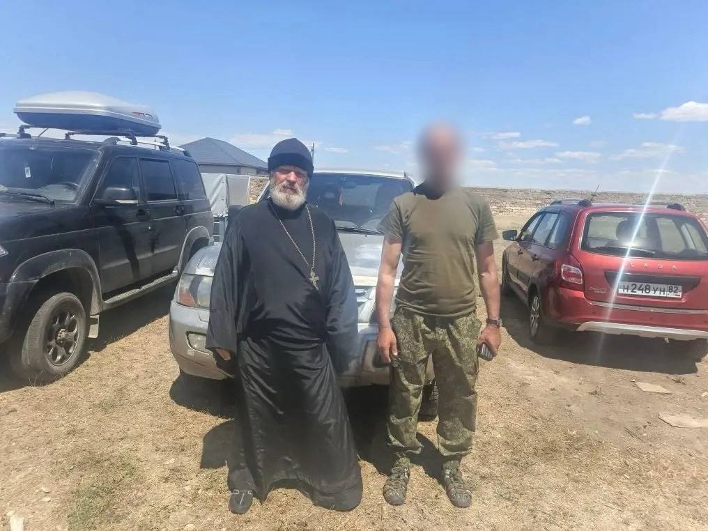 Крымский священник отдал российским военным машину, чтобы не простаивала