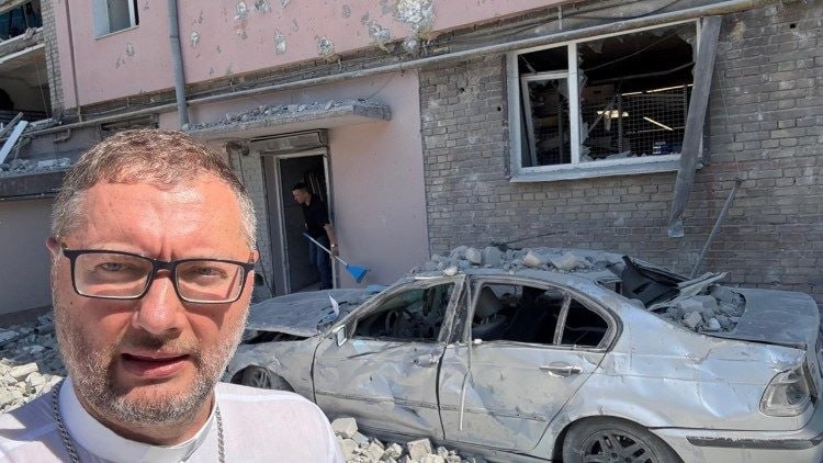 Апостольский нунций в Украине посетил места в Киеве, пострадавшие от российского удара