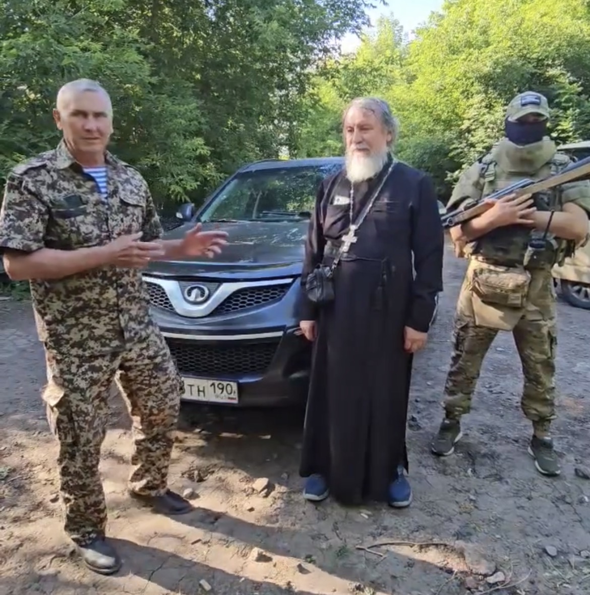 Священник РПЦ передал войскам РФ автомобиль «для решения насущных задач в зоне СВО»