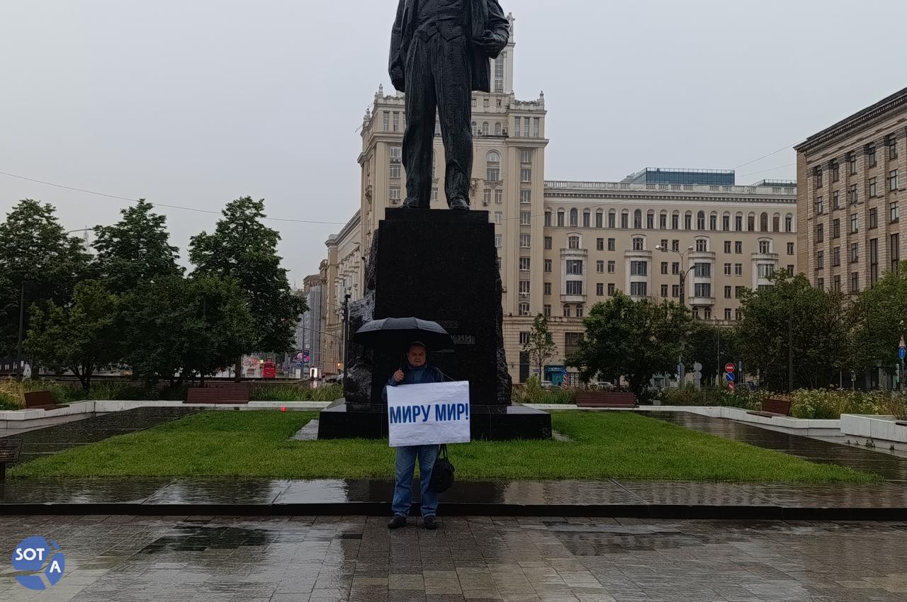 В России «дискредитацией армии» сочли плакат с лозунгом «Миру мир» — но эту фразу в российских церквях возглашают ежедневно