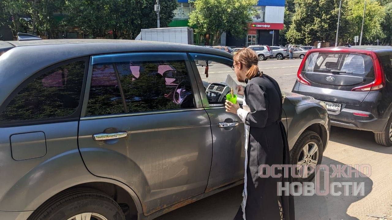 В Москве священник решил, что освящение поможет сдвинуть очередь на АЗС