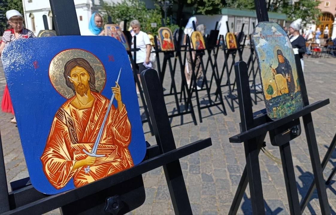 В Даниловом монастыре показали иконы на пластинах от бронежилетов российских оккупантов