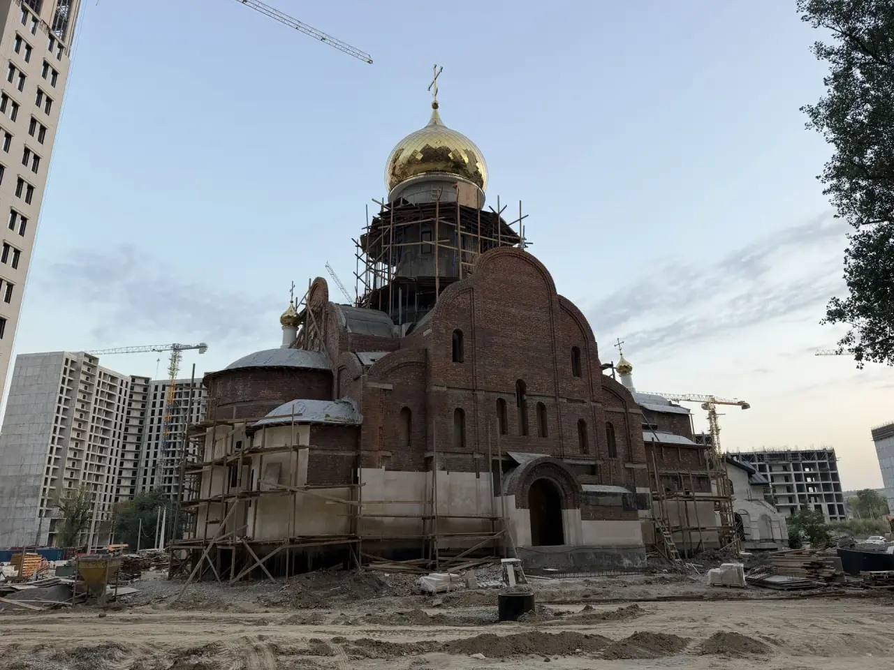 В Грозном в районе имени Путина освятили купол для храма в честь святого Владимира