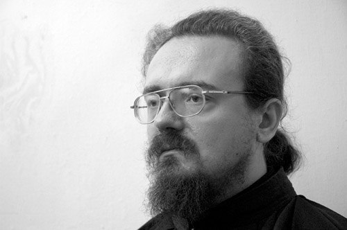 Раненного в Украине капеллана российских артиллеристов переводят на лечение в Москву