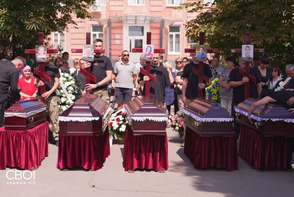 На Криворожье похоронили пятерых членов многодетной христианской семьи, погибших при российском ударе