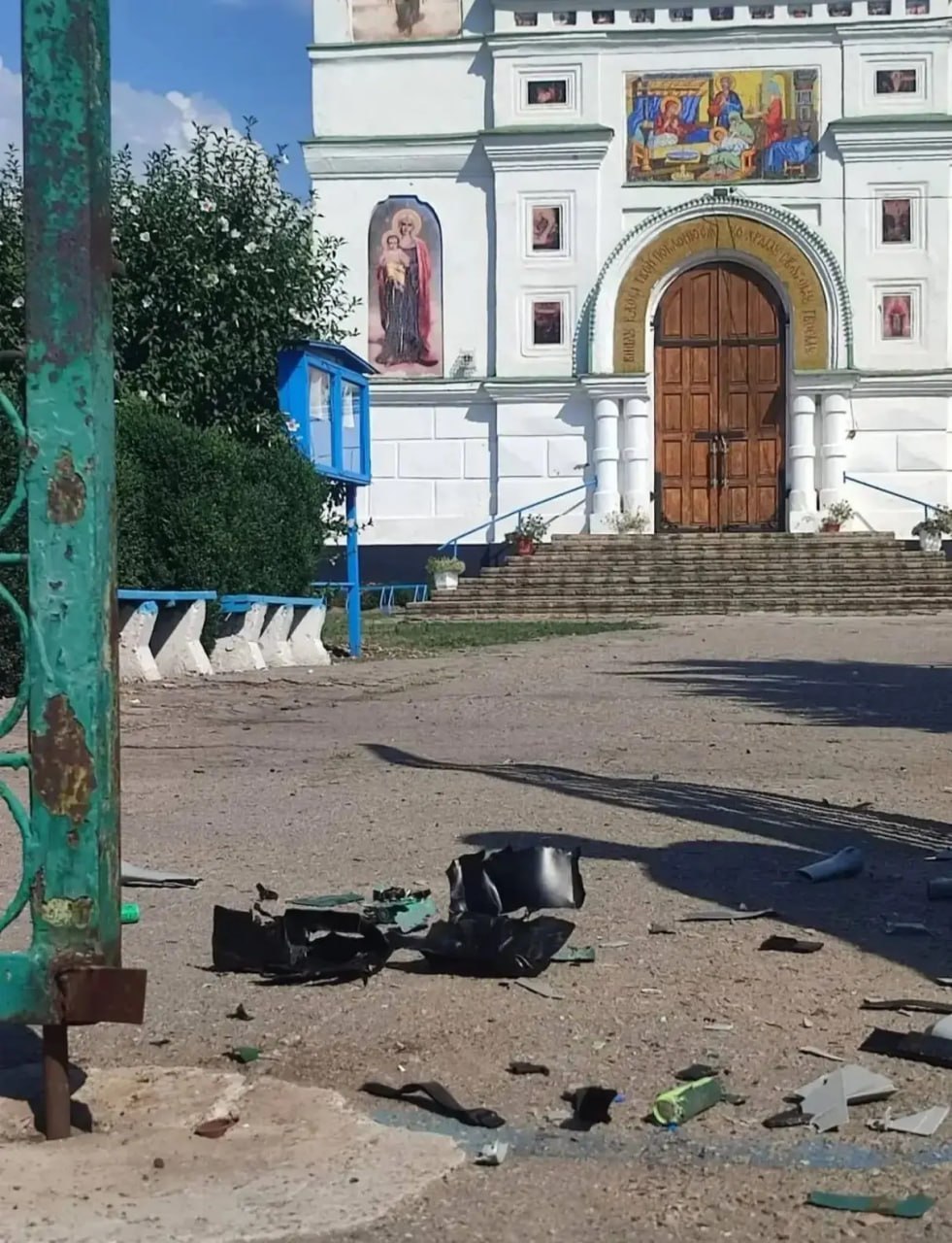 РосСМИ: на оккупированных территориях дрон застрял в церковных воротах