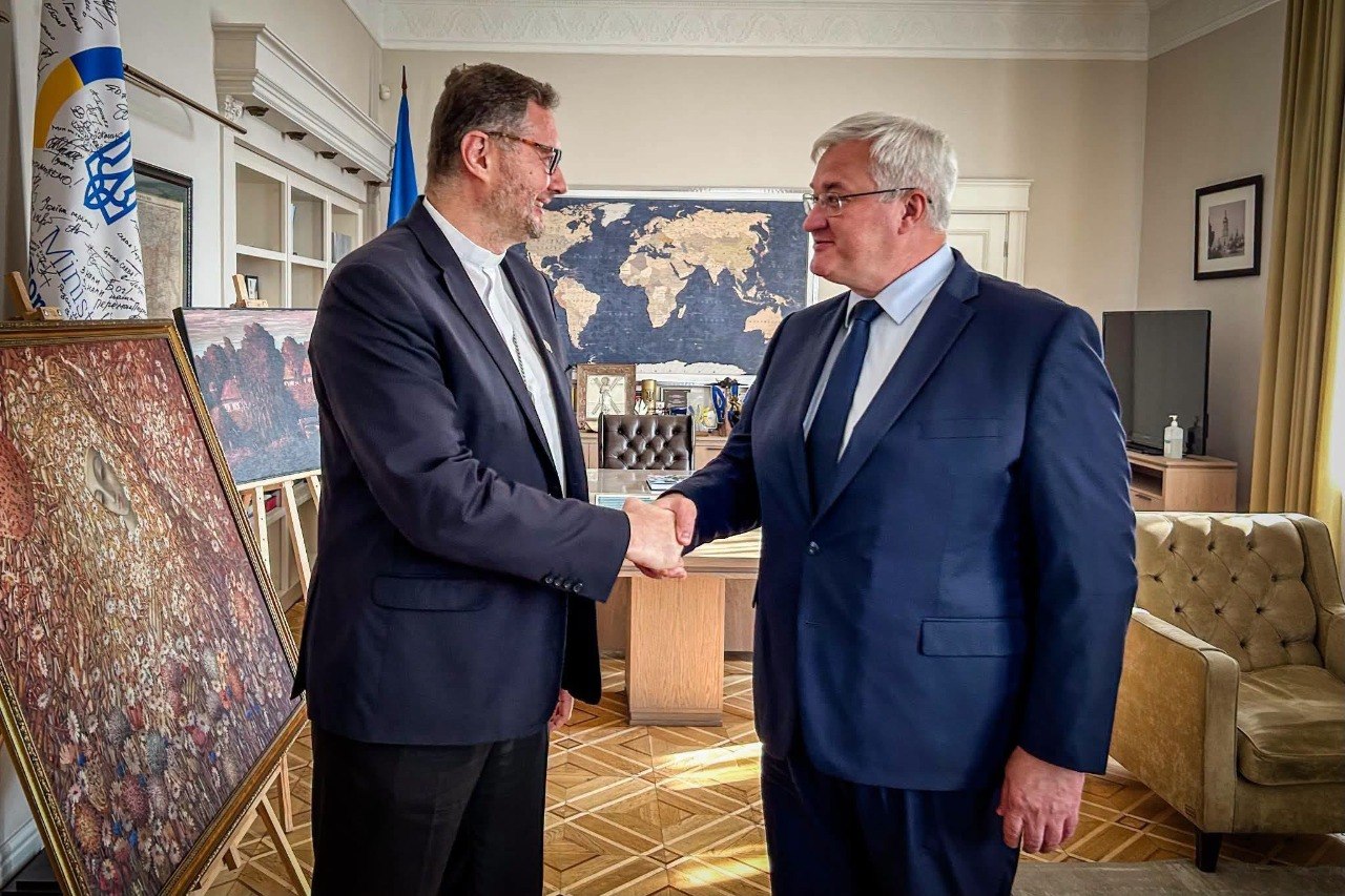Нунций Ватикана обсудил гуманитарные вопросы с главой МИД Украины