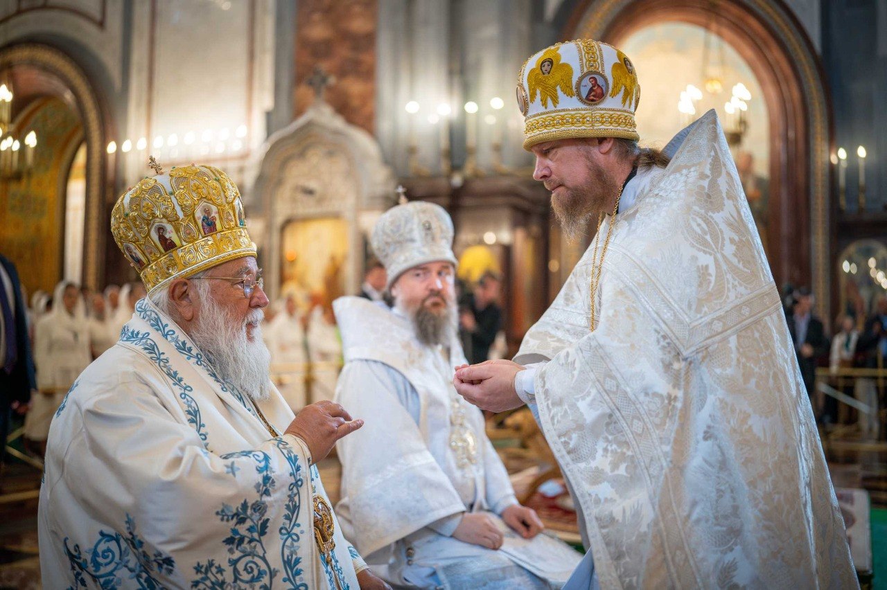 Патриарх Кирилл наградил греческого митрополита, который не признает ПЦУ и поддерживает УПЦ