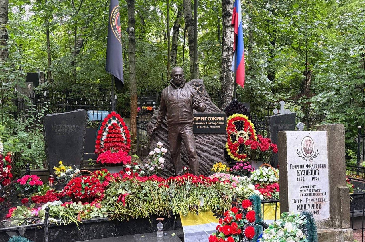 В Петербурге священник совершил молебен на могиле Пригожина