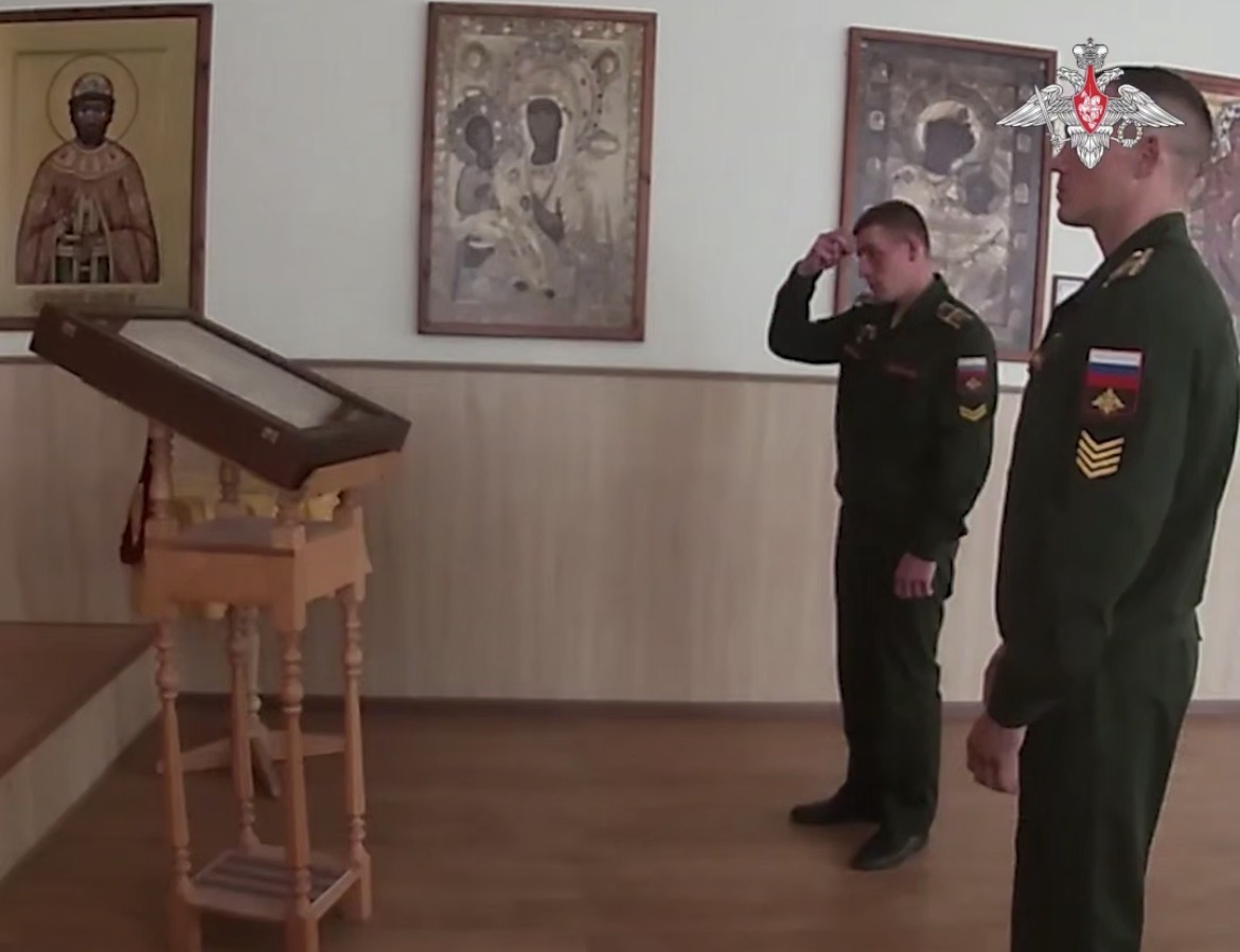 В войсках России проходят молебны в честь “обретения” мощей Дмитрия Донского