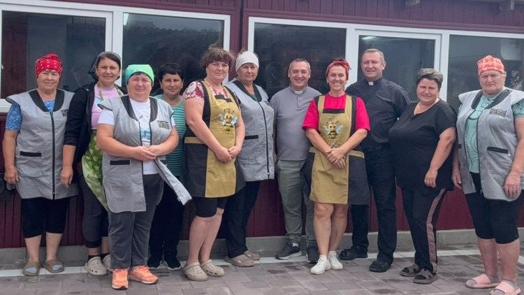 Ватикан поддержал волонтерскую кухню, которая готовит еду для украинских военных