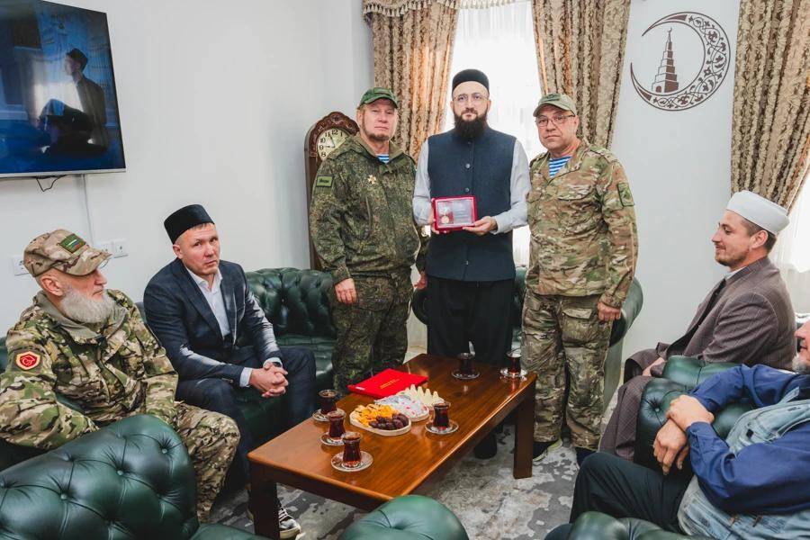 Муфтия Татарстана наградили медалью ВДВ за поддержку войны